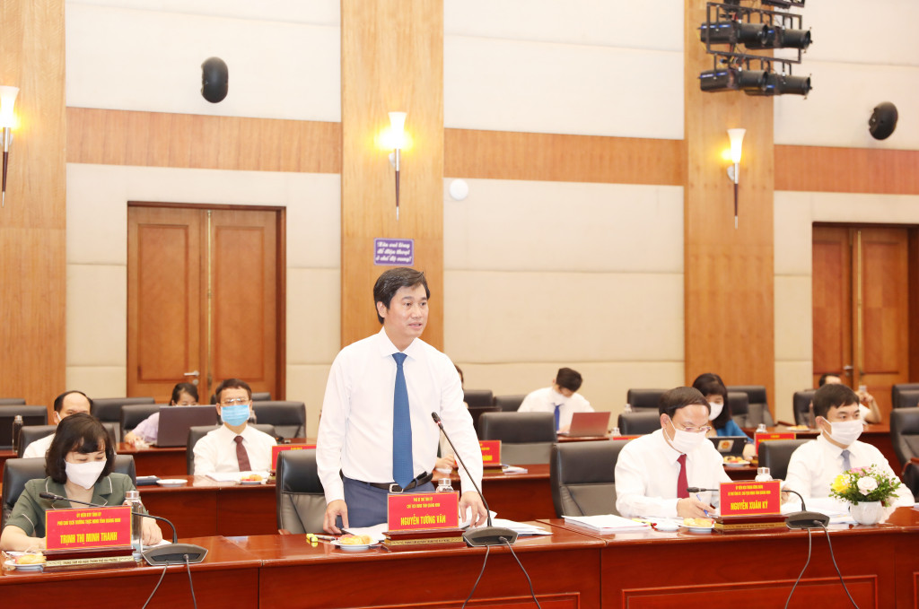 Đồng chí Nguyễn Tường Văn, Phó Bí thư Tỉnh ủy, Chủ tịch UBND tỉnh, phát biểu tại hội nghị.