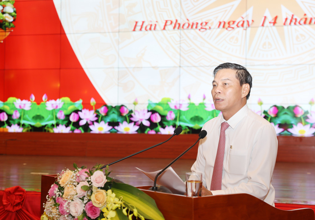 Đồng chí Nguyễn Văn Tùng, Phó Bí thư Thành ủy, Chủ tịch UBND TP Hải Phòng, báo cáo chương trình hợp tác giữa 2 địa phương thời gian qua.
