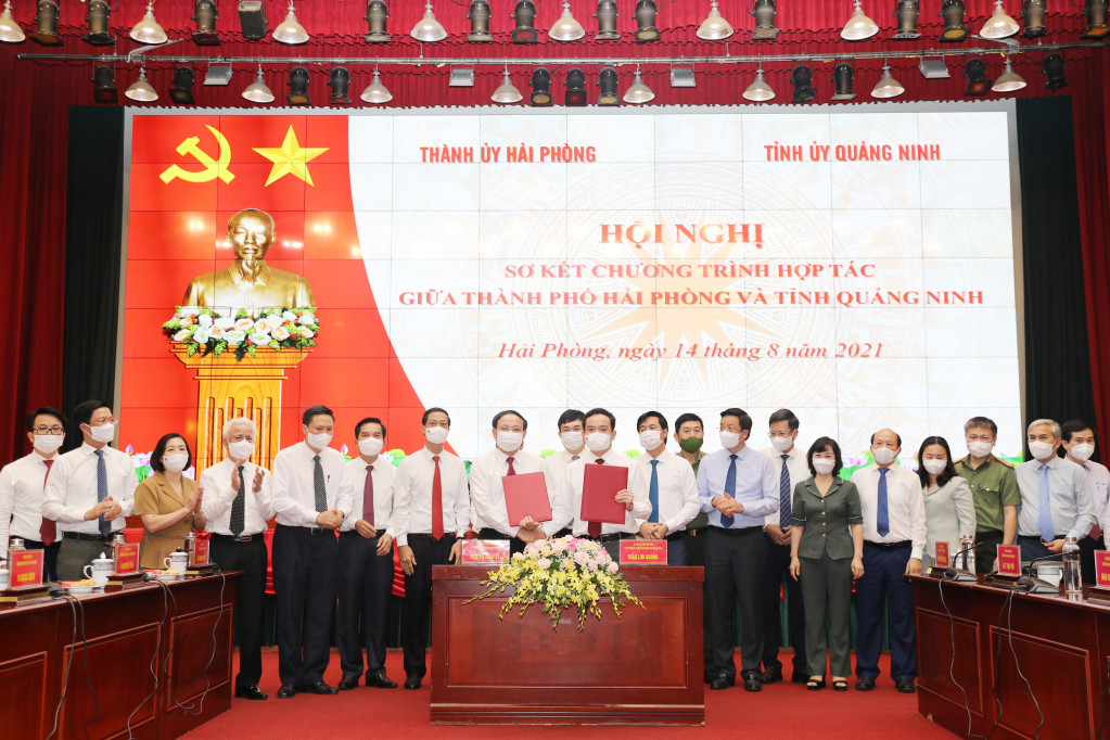 Bí thư Tỉnh ủy Quảng Ninh Nguyễn Xuân Ký và Bí thư Thành ủy Hải Phòng ký kết chương trình phối hợp giữa 2 địa phương.