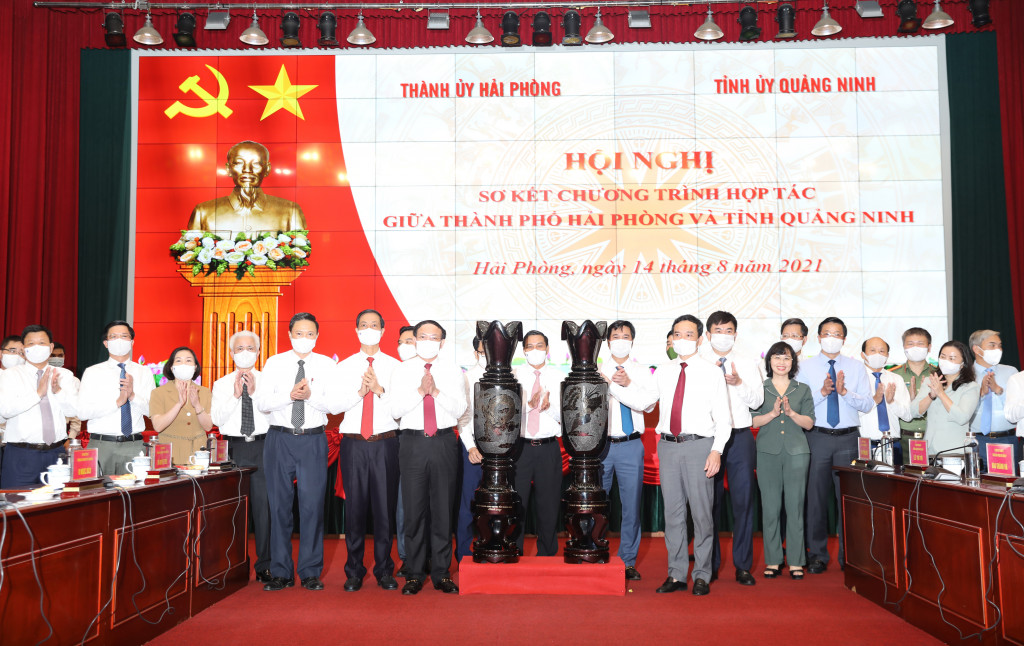 Ban Thường vụ Tỉnh ủy Quảng Ninh tặng quà lưu niệm cho Ban Thường vụ Thành ủy Hải Phòng. Ảnh: Mạnh Trường