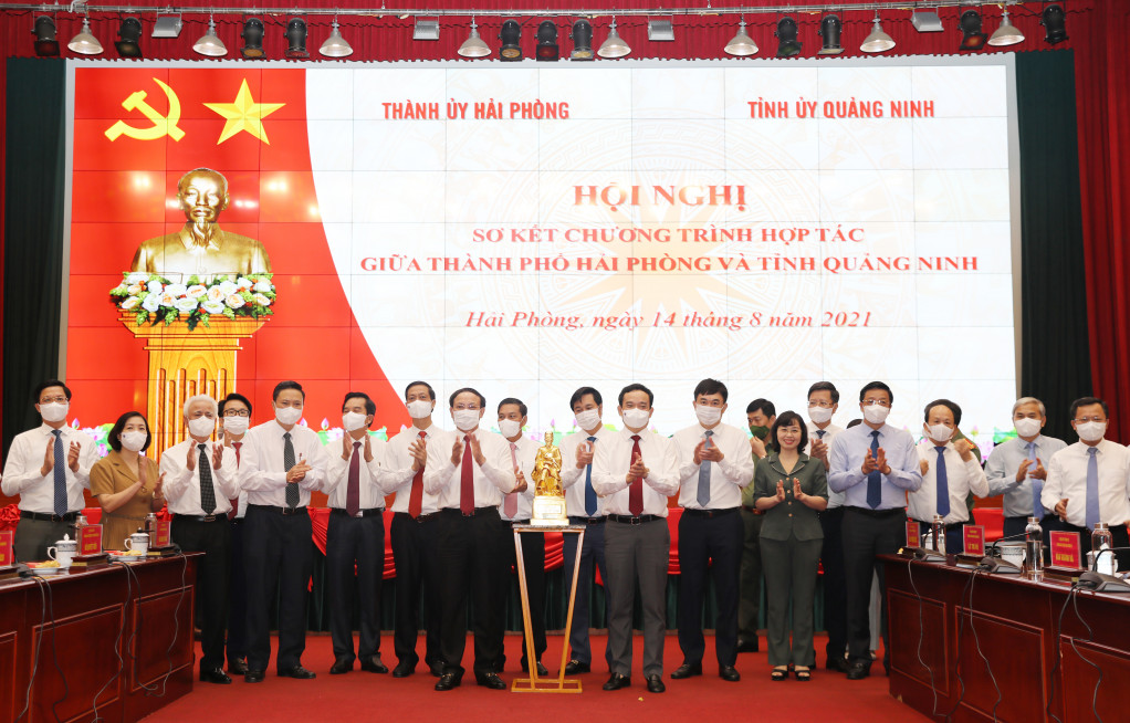Ban Thường vụ Thành ủy Hải Phòng tặng quà lưu niệm cho Ban Thường vụ Tỉnh ủy Quảng Ninh.