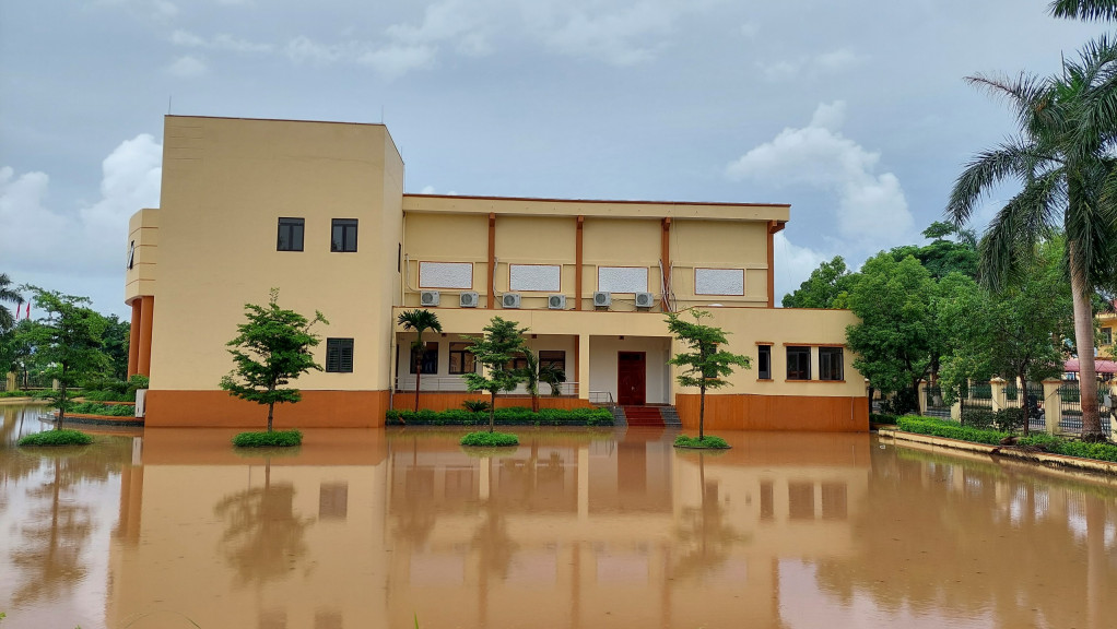 Nước lũ tràn vào một số khu phố của thị trấn Quảng Hà gây tình trạng ngập úng cục bộ.