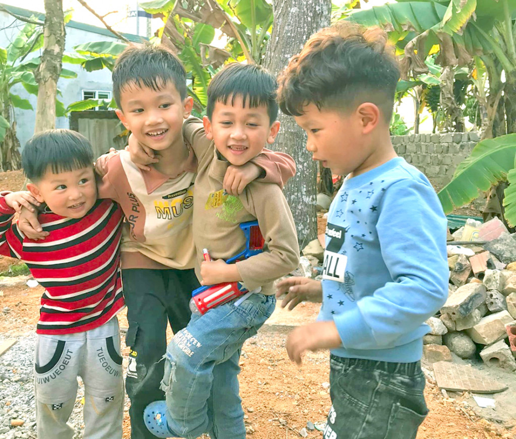 Số bé trai sinh ra hàng năm ở Đầm Hà đều cao hơn số bé gái sinh ra (Trong ảnh các bé trai ở xã Tân Lập, Đầm Hà vui chơi trong dịp tết Nguyên đán 2021). 