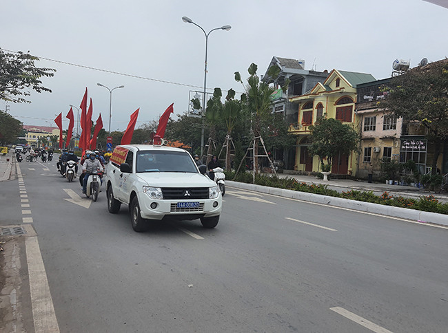Trung tâm Y tế huyện Đầm Hà tuyên truyền qua loa phát thanh lưu động trên các tuyến đường từ huyện đến xã về công tác dân số , trong đó có giảm thiểu mất cân bằng giới tính khi sinh vào ngày 24-12- 2020. Ảnh: Ánh Tuyết (TTYT Đầm Hà)