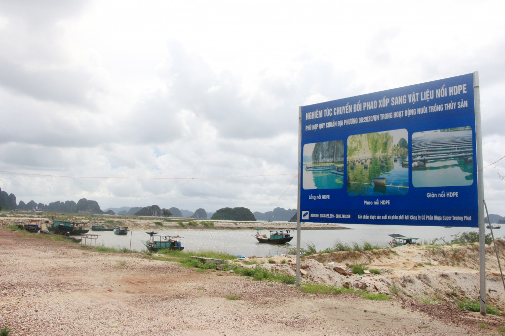 12 tấm pano tuyên truyền chuyển đổi phao xốp trong NTTS tại Vân Đồn được lắp đặt tại các vị trí trung tâm, khu vực ven biển.