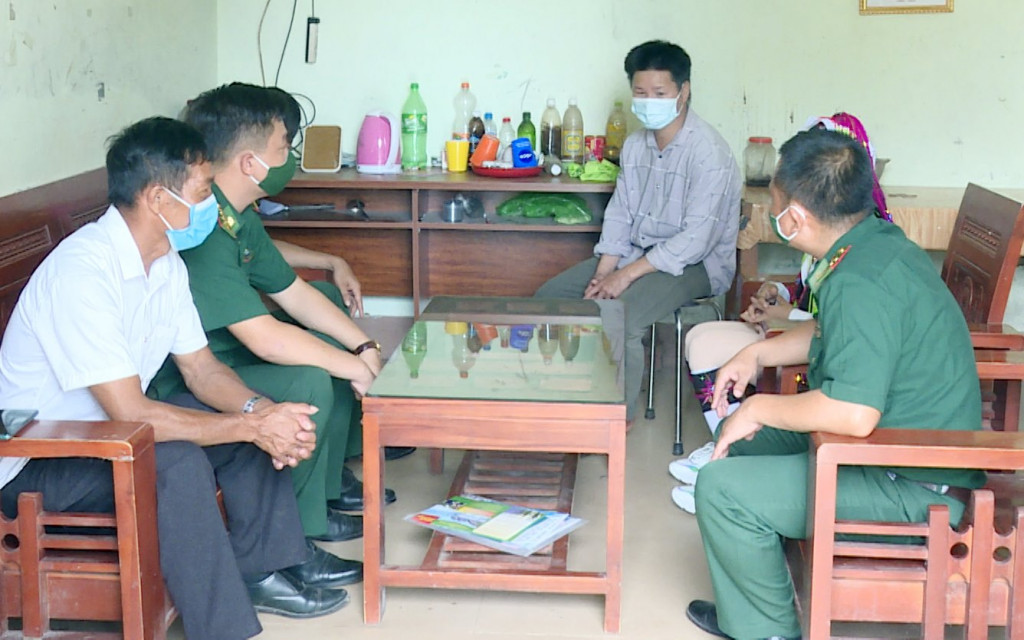 Cán bộ chiến sĩ Đồn Biên phòng Quảng Đức (huyện Hải Hà) tuyên truyền chính sách pháp luật cho bà con ở Bản Ván Tốc, xã Quảng Đức.