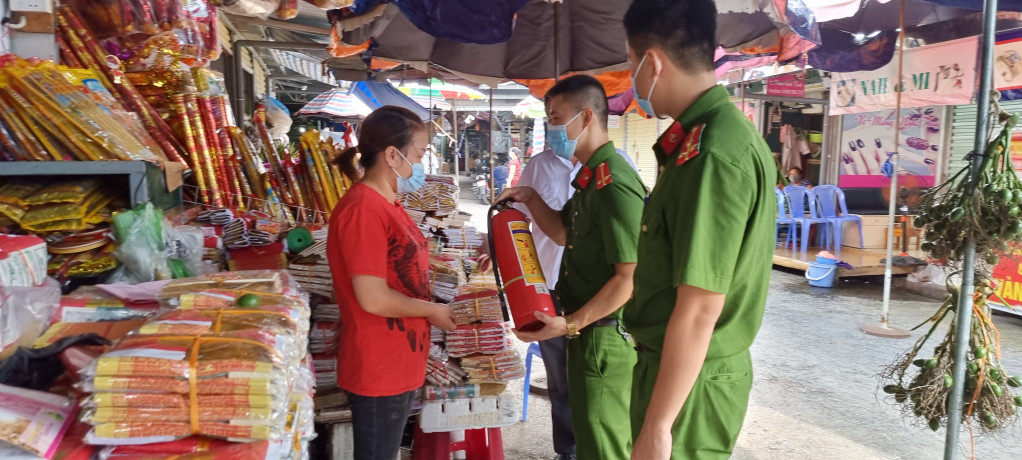 Lực lượng chức năng kiểm tra trang thiết bị PCCC tại quầy bán hàng mã Chợ 3 (phường Trần Phú).