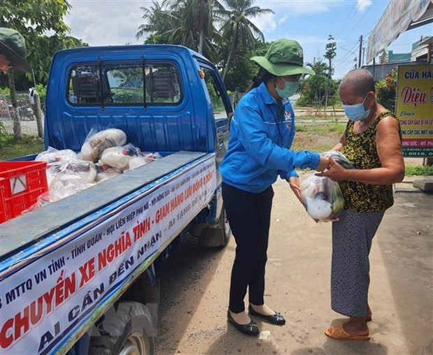 Gift giving in Bac Lieu (Photo: VNA)