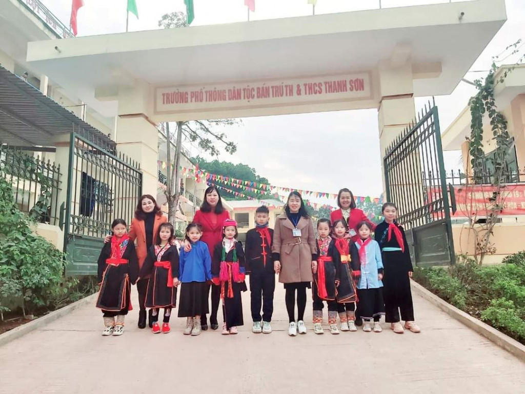 Giáo viên Trường phổ thông dân tộc bán trú Tiểu học và THCS xã Thanh Sơn luôn động viên học sinh dân tộc đến lớp đầy đủ.