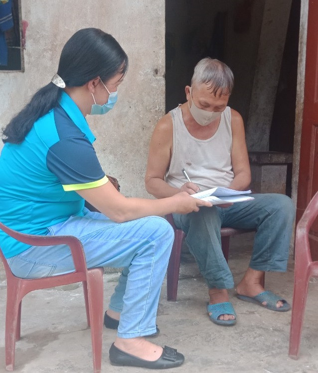 Các thầy cô giáo đến các thôn bản của xã Thanh Sơn tìm hiểu các đối tượng cần xóa mù chữ. 