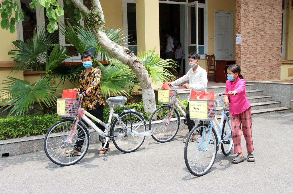Học sinh Ba Chẽ được các nhà hảo tâm tặng xe đạp để vượt đường xa đến trường.