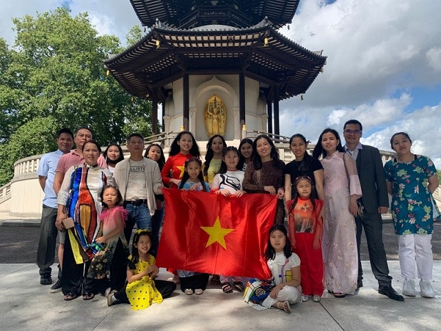 Vietnamese people in the UK at the launching ceremony (Photo: thoidai.com.vn)