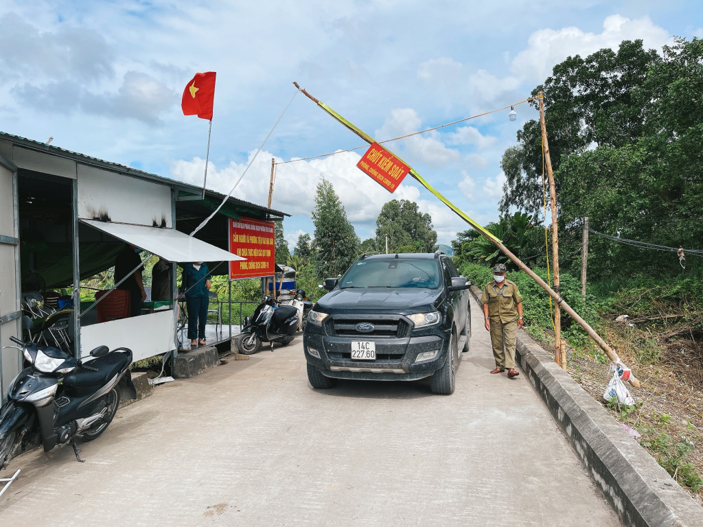 Chốt kiểm soát phòng chống dịch Covid-19 tại âu thuyền tránh trú bão khu Núi Gạc (phường Yên Thanh, TP Uông Bí) kiểm soát chặt chẽ tất cả phương tiện qua lại.