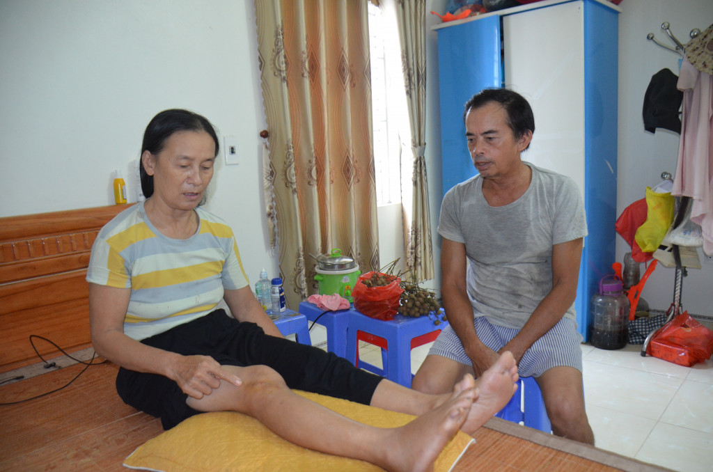 Bà Phùng Thị Ngọc ở thôn Tân Hòa, xã Quảng Tân bị vẫn còn hốt hoảng khi kể lại giây phút bị ngã xuống hố bị gãy chân.
