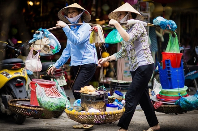 Poor people in HCM City will receive relief of VNĐ1.5 million per household per month and 15kg of rice for per person to tide over the COVID pandemic.