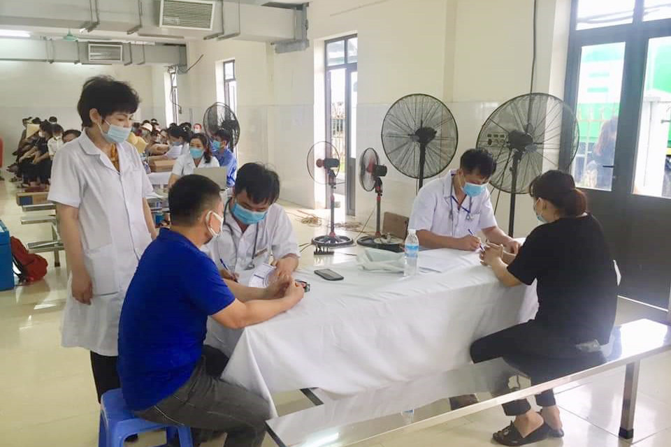 Công tác khám sàng lọc trước tiêm tại điểm tiêm ở KCN Việt Hưng, TP Hạ Long.