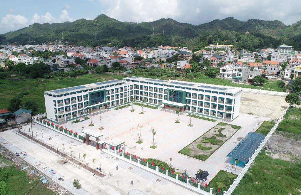 Trường Tiểu học Thị trấn Cái Rồng được xây dựng 3 tầng kiên cố. Ảnh: Mạnh Trường