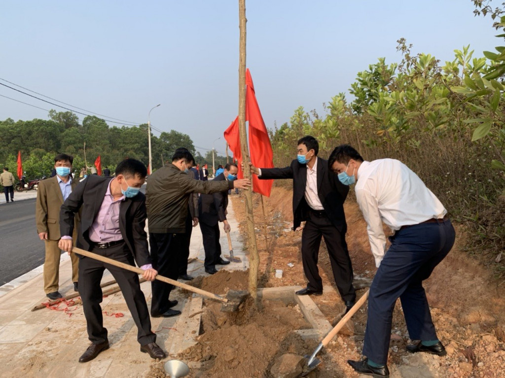 Cán bộ và nhân dân thị trấn Đầm Hà tham gia Tết trồng cây Đời đời nhớ ơn Bác Hồ.