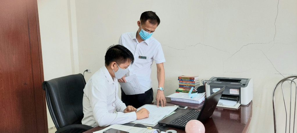 Thẩm phán, cán bộ TAND TX Quảng Yên trao đổi nghiệp vụ công tác xét xử.