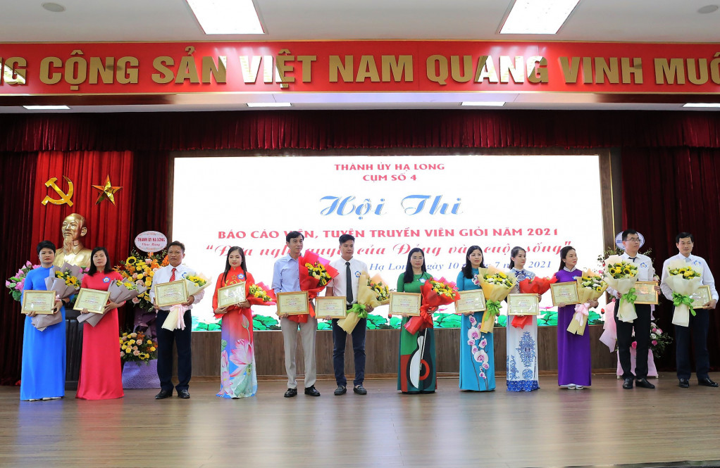 Ban Tổ chức Hội thi báo cáo viên, tuyên truyền viên giỏi của Đảng bộ TP Hạ Long trao giải cho các thí sinh xuất sắc.