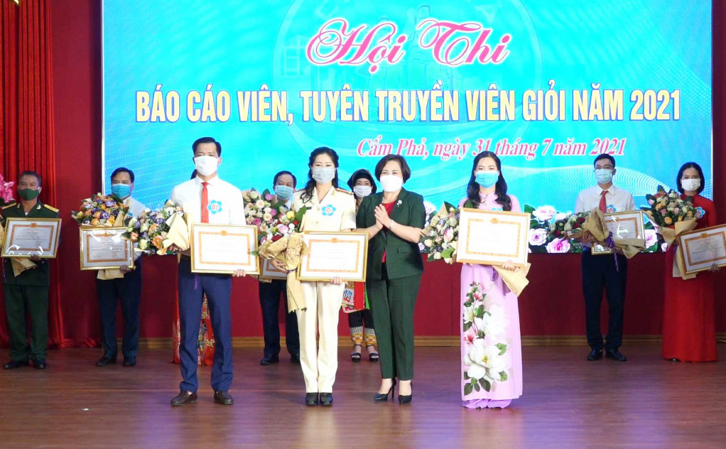 Lãnh đạo Thành ủy Cẩm Phả trao giải Nhất và giải Nhì cho 2 thí sinh xuất sắc tham gia hội thi.