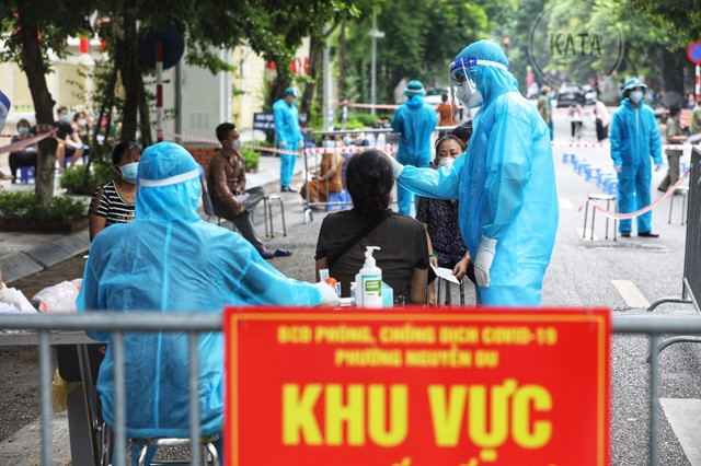 Health workers collect samples for COVID-19 testing from residents of Nguyễn Du Street, Hai Bà Trưng District, Hà Nội on Saturday morning.