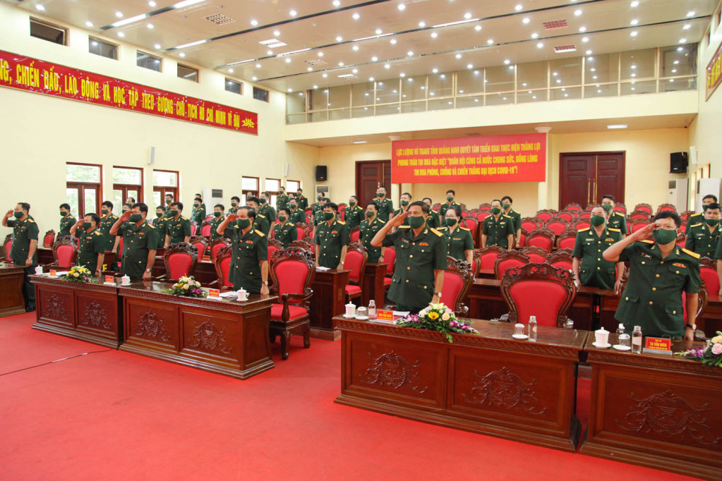 Các đại biểu dự Lễ phát động phong trào thi đua đặc biệt tại điểm cầu Bộ CHQS tỉnh Quảng Ninh, thực hiện nghi thức chào cờ.