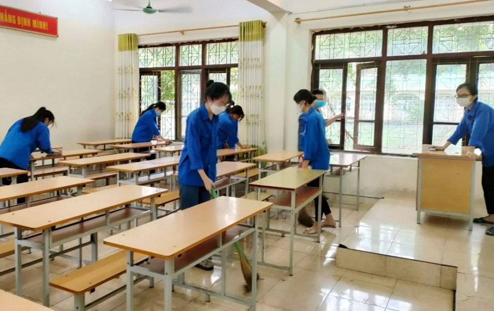 Học sinh trường THPT Mông Dương (TP Cẩm Phả) dọn vệ sinh trường lớp chuẩn bị cho năm học mới 2021-2022.