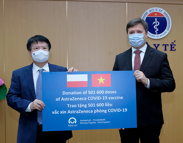 Deputy Health Minister Trương Quốc Cường and Polish Ambassador to Việt Nam Wojciech Gerwel at the ceremony to hand-over more than 501,000 AstraZeneca doses from Poland to Việt Nam.
