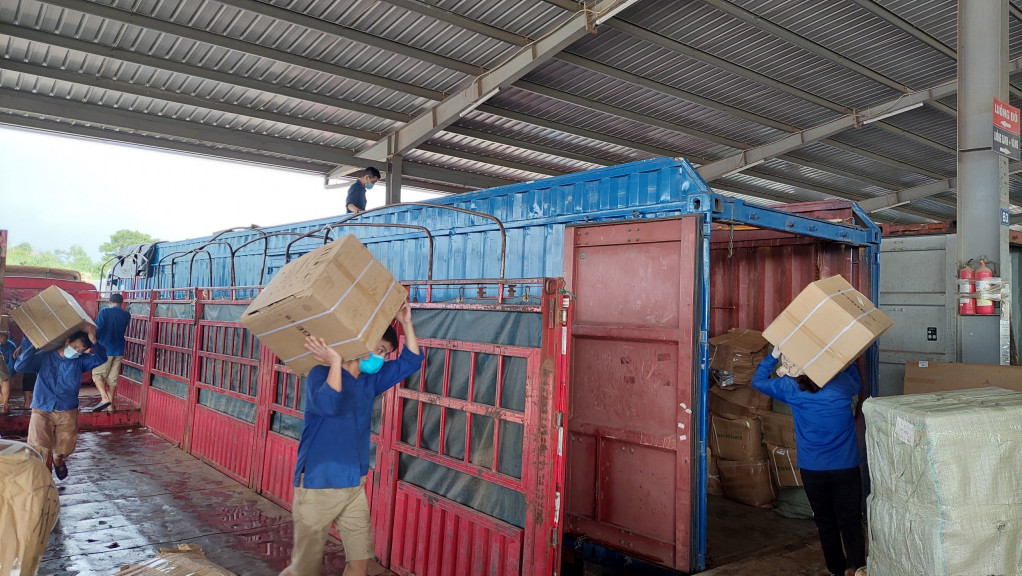 Bốc xếp hàng hóa tại bãi kiểm hóa Cầu Bắc luân 2.