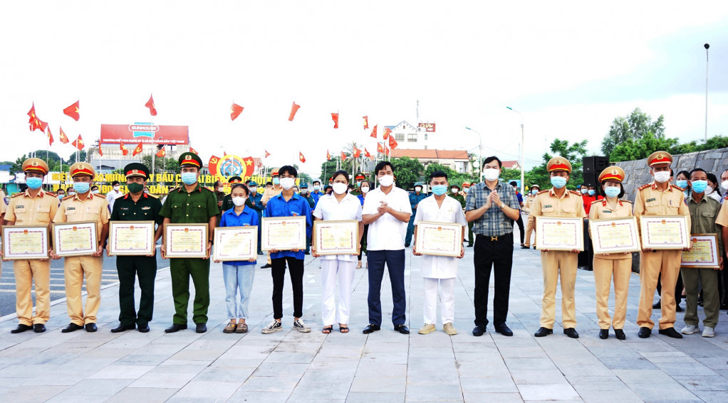 Mr. Nguyen Tuong Van granted Certificates of Merit to functional forces on duty at Covid-19 checkpoints in Dong Trieu.