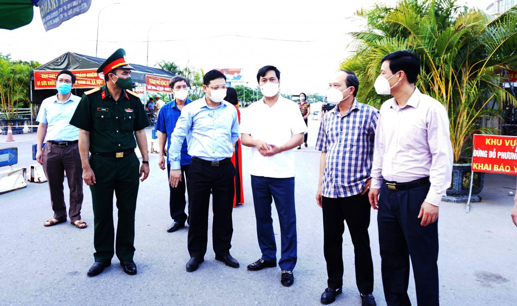 The delegation visits the Covid-10 checkpoint at Da Bac bridge in Uong Bi city.