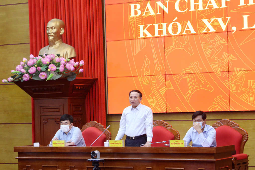 Đồng chí Nguyễn Xuân Ký, Ủy viên Trung ương Đảng, Bí thư Tỉnh ủy, Chủ tịch HĐND tỉnh, phát biểu tại hội nghị.
