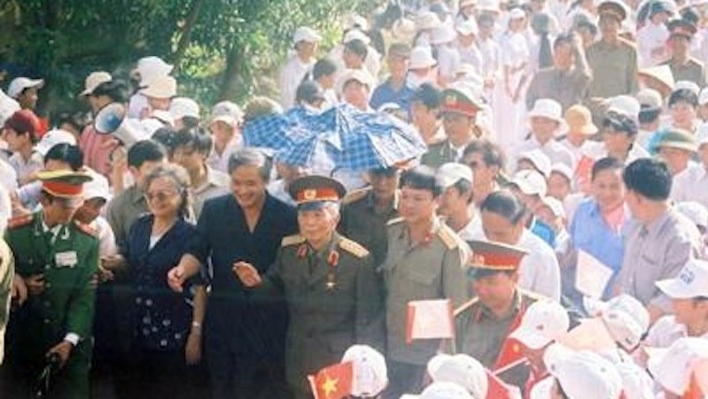 Locals in An Xa village, Loc Thuy commune, Le Thuy district, Quang Binh province warmly welcome General Vo Nguyen Giap during his visit to the homeland in 2004. (Photo: baoquangbinh.vn)