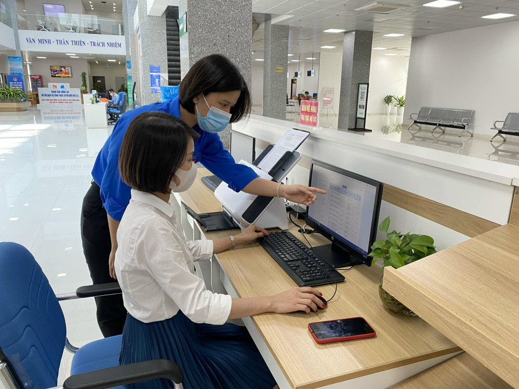 ĐVTN Đoàn Khối các cơ quan tỉnh hướng dẫn, hỗ trợ người dân thực hiện giải quyết thủ tục hành chính mức độ 3,4.