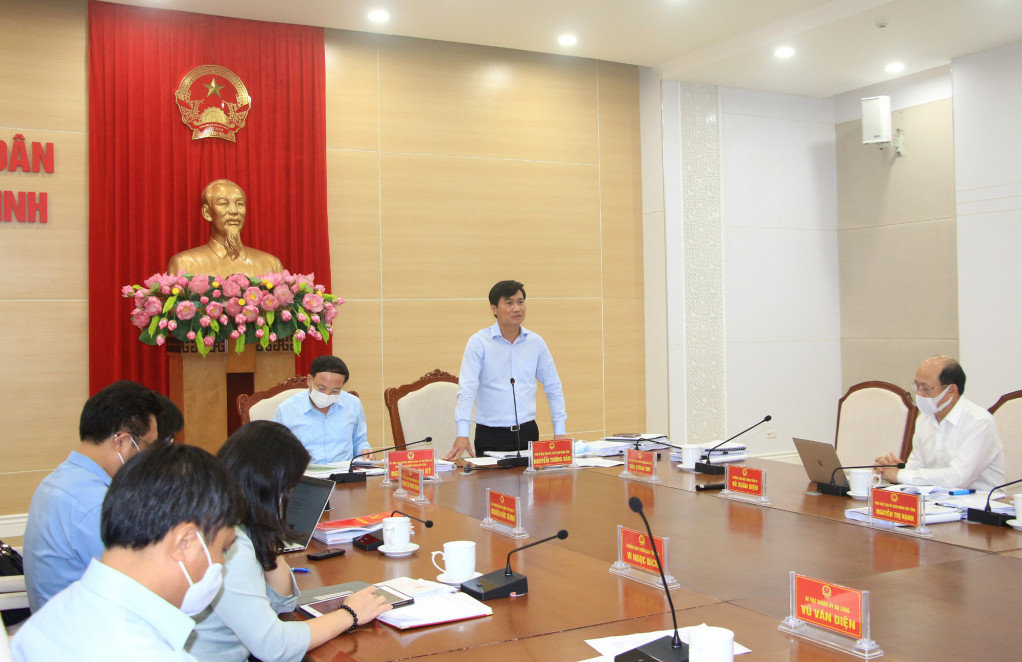 Đồng chí Nguyễn Tường Văn, Chủ tịch UBND tỉnh, phát biểu tại cuộc họp.