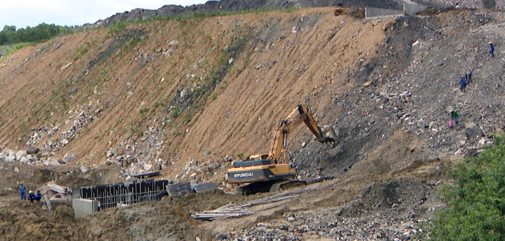 Công ty than Cao Sơn đang triển khai bổ sung hệ thống dốc thoát nước chân bãi thải Bàng Nâu, phấn đấu hoàn thành trong tháng 9 tới đây.
