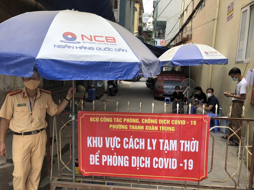 Lực lượng chức năng phong tỏa khu vực phát hiện các ca bệnh tại phường Thanh Xuân Trung (quận Thanh Xuân, Hà Nội). Ảnh: PV