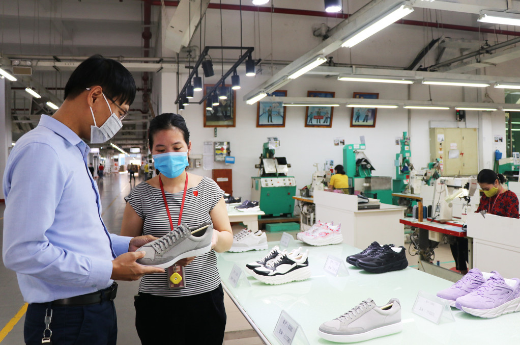 Kiểm tra sản phẩm thành phẩm ở Chi nhánh Công ty TNHH Sao Vàng Uông Bí.