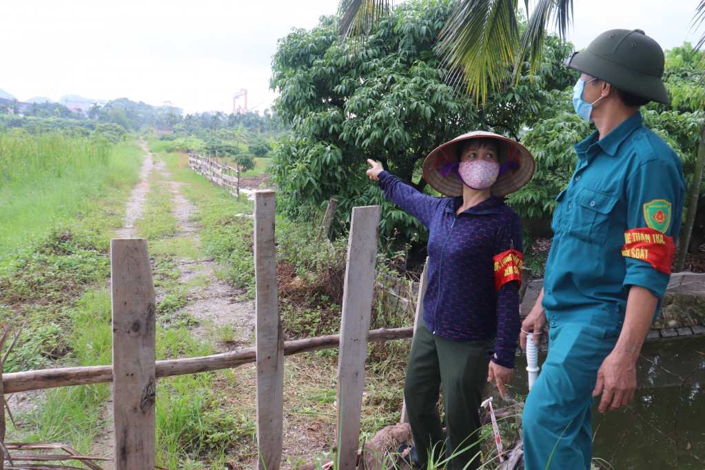 Cùng với các lực lượng chức năng, nhân dân khu Cẩm Hồng, phường Phương Nam TP Uông Bí tích cực tham gia trực chốt, rà soát, phát hiện, hạn chế được các trường hợp không xét nghiệm trốn chốt vào địa bàn.