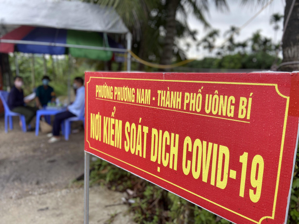 Một chốt phụ kiểm soát dịch Covid - 19 cầu Đá Bạc của phường Phương Nam được thành lập với thành viên là các cán bộ khu phố và tổ tự quản nhân dân tham gia.