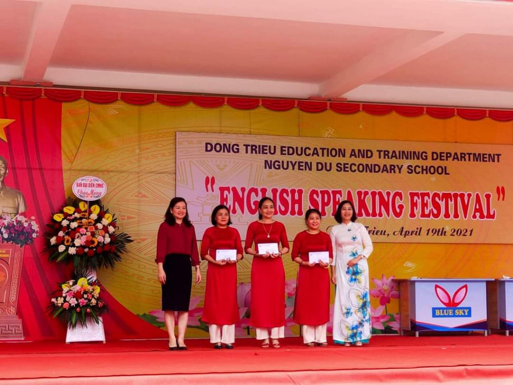 Lãnh đạo Phòng GD&ĐT thị xã Đông Triều khen thưởng cho các giáo viên xuất sắc trong cuộc thi 