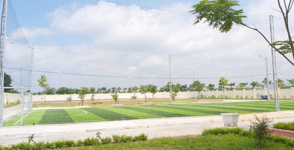 Dịp hè vừa qua, trường THCS Nguyễn Du cũng được đầu tư thêm sân bóng.