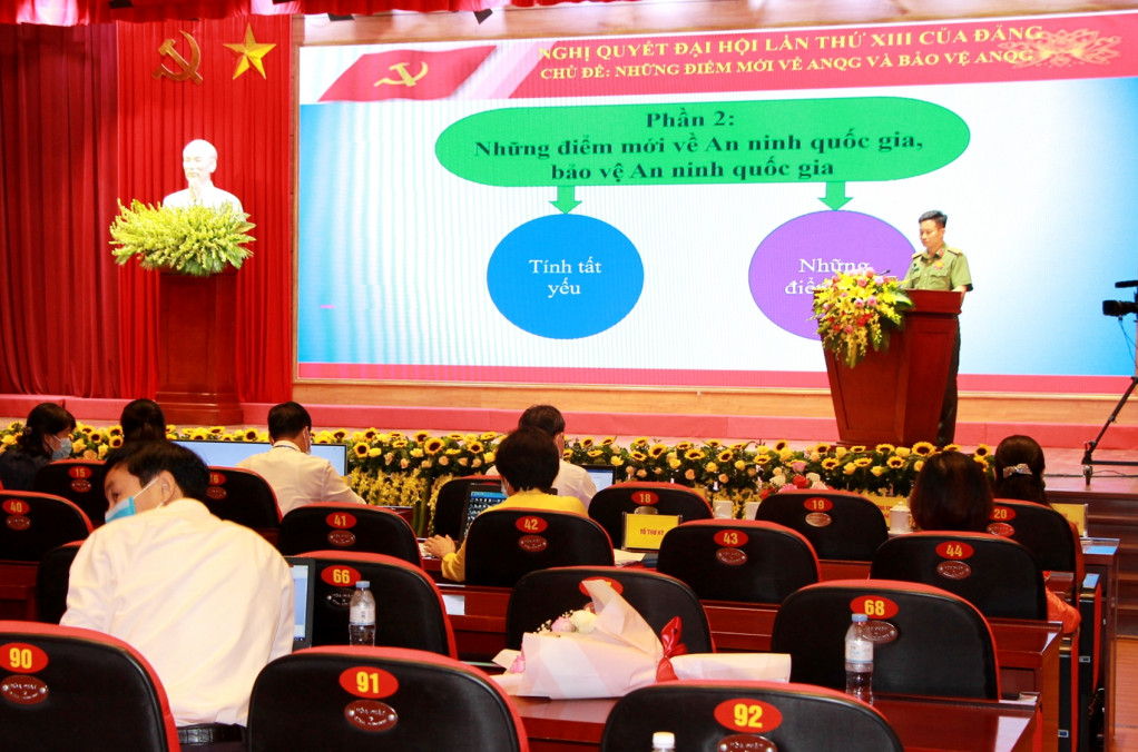 Trung tá Đoàn Ngọc Trung, Đảng bộ TX Quảng Yên trình bày phần thi thuyết trình.