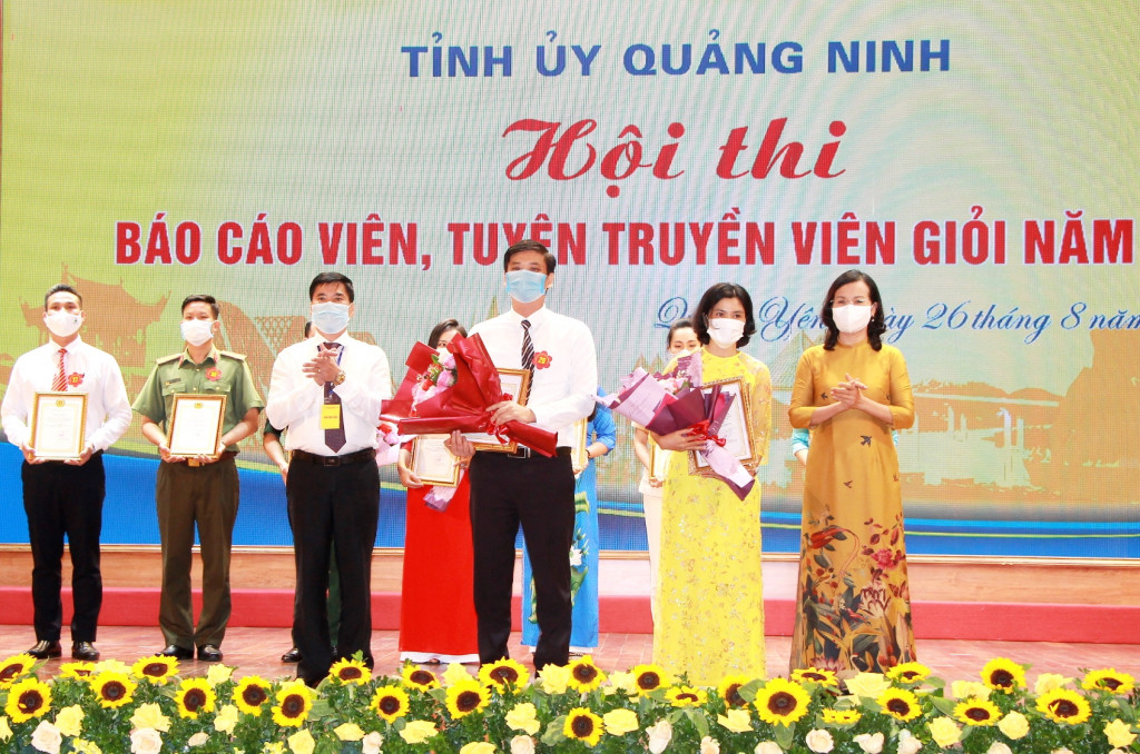 Đồng chí Bùi Thúy Phượng, Phó Trưởng Ban Tổ chức Tỉnh ủy và đồng chí Trương Công Ngàn, Phó Trưởng Ban Tuyên giáo Tỉnh ủy trao giải Ba cho các thí sinh.