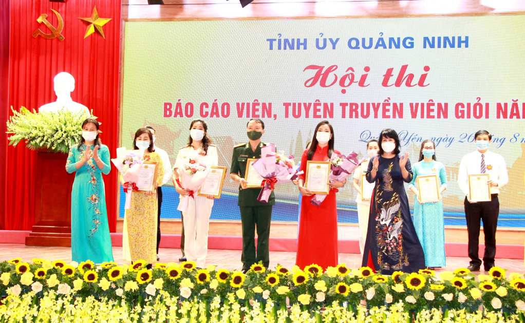 Đồng chí Nguyễn Thị Thu Hà, Phó Trưởng ban Thường trực Ban Dân vận Tỉnh ủy và đồng chí Phạm Thùy Dương, Phó Trưởng Ban Tuyên giáo Tỉnh ủy trao giải Khuyến khích cho các thí sinh.