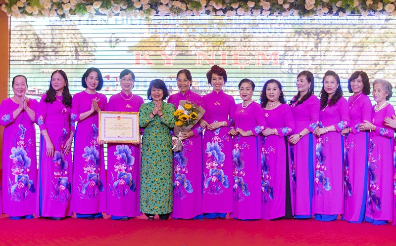 Nỗ lực thực hiện các hoạt động về bình đẳng giới đã nâng cao vị thế của phụ nữ trong gia đình và xã hội. (Trong ảnh: CLB Doanh nhân nữ tỉnh nhận Bằng khen của UBND tỉnh nhân dịp 10 năm thành lập, tháng 10/2019).