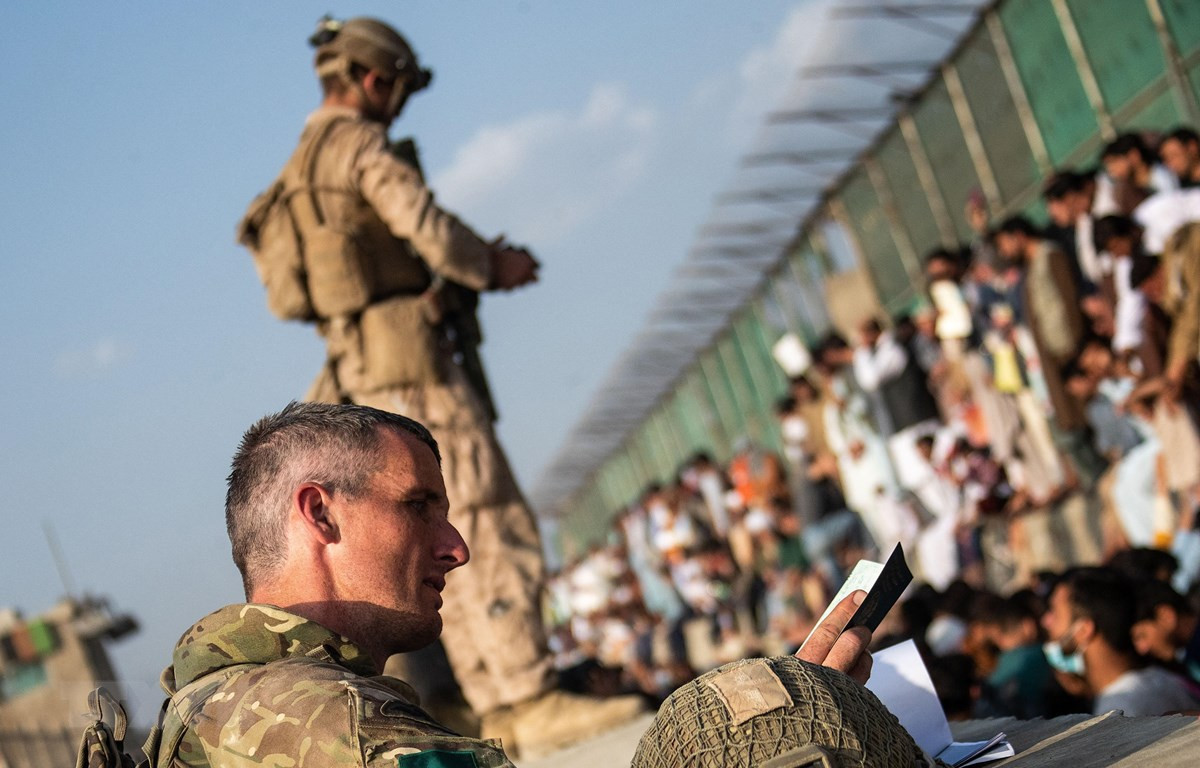 Binh sỹ Anh gác tại sân bay Kabul, Afghanistan, ngày 22/8/2021. (Ảnh: AFP/TTXVN)