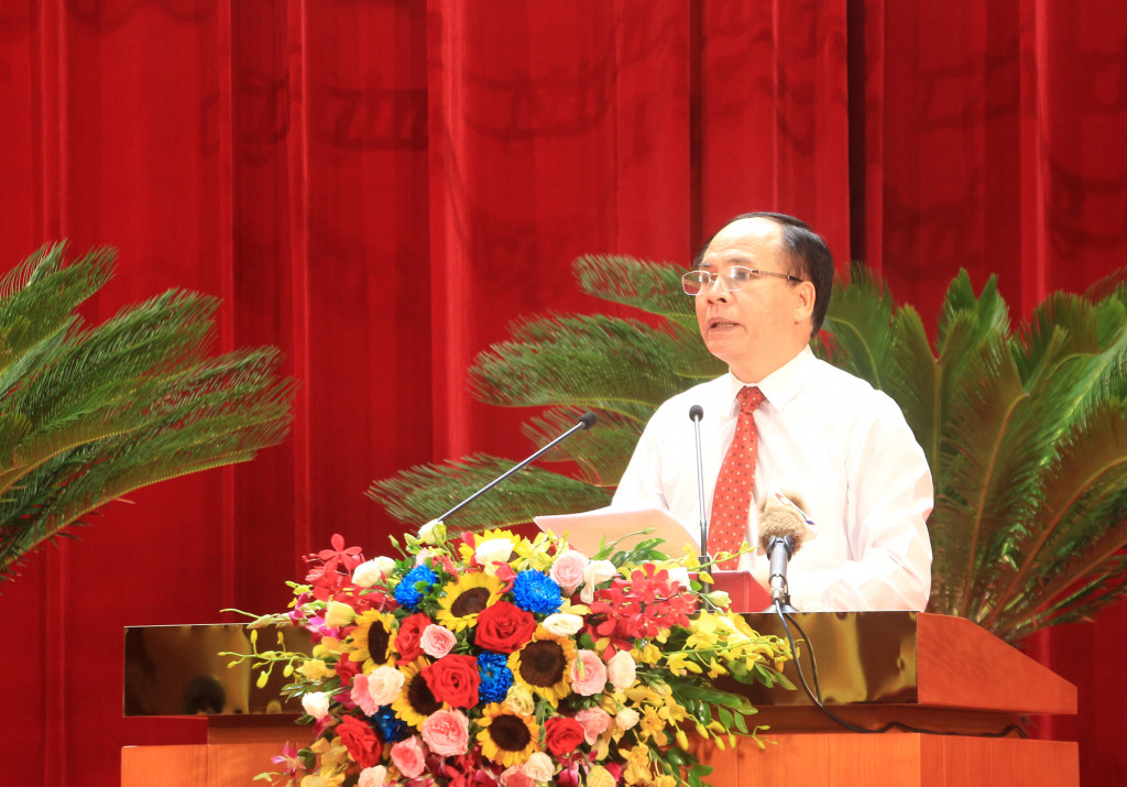 Ông Trần Văn Lâm, Giám đốc Sở Tài chính trình bày Tờ trình về việc quy định một số chính sách đặc thù phòng, chống dịch Covid-19 trên địa bàn tỉnh Quảng Ninh.