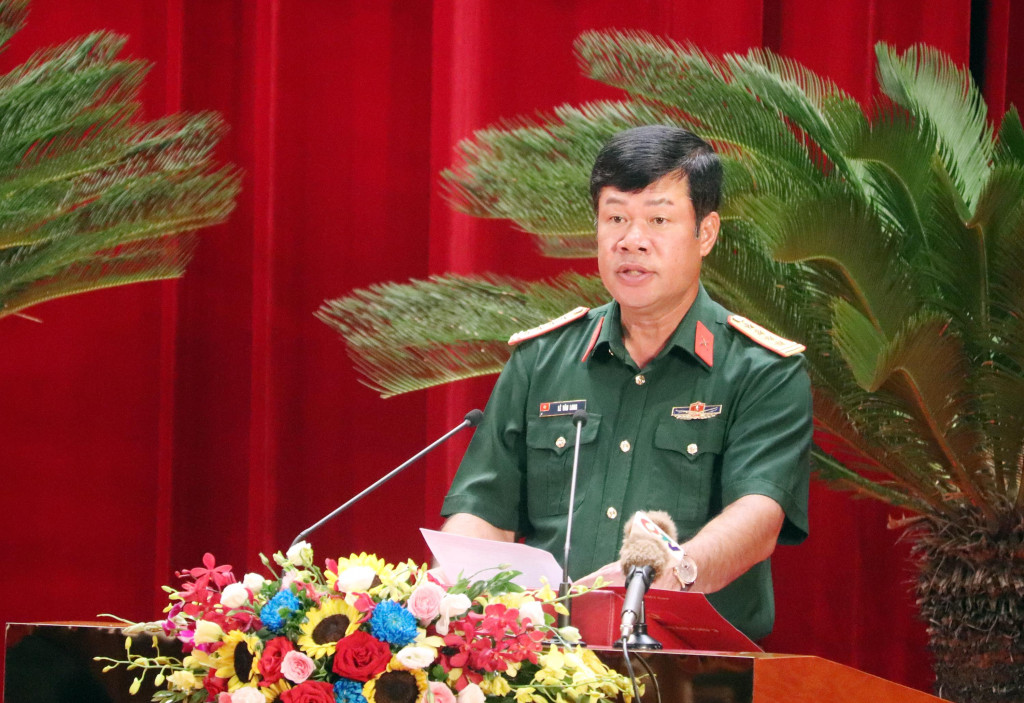 Đồng chí Lê Văn Long, Ủy viên UBND tỉnh, Chỉ huy trưởng Bộ chỉ huy Quân sự tỉnh, báo cáo tóm tắt tờ trình.